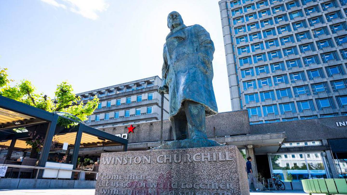 Denne statuen av Winston Churchill på Solli plass i Oslo er blant de som er ønsket fjernet.