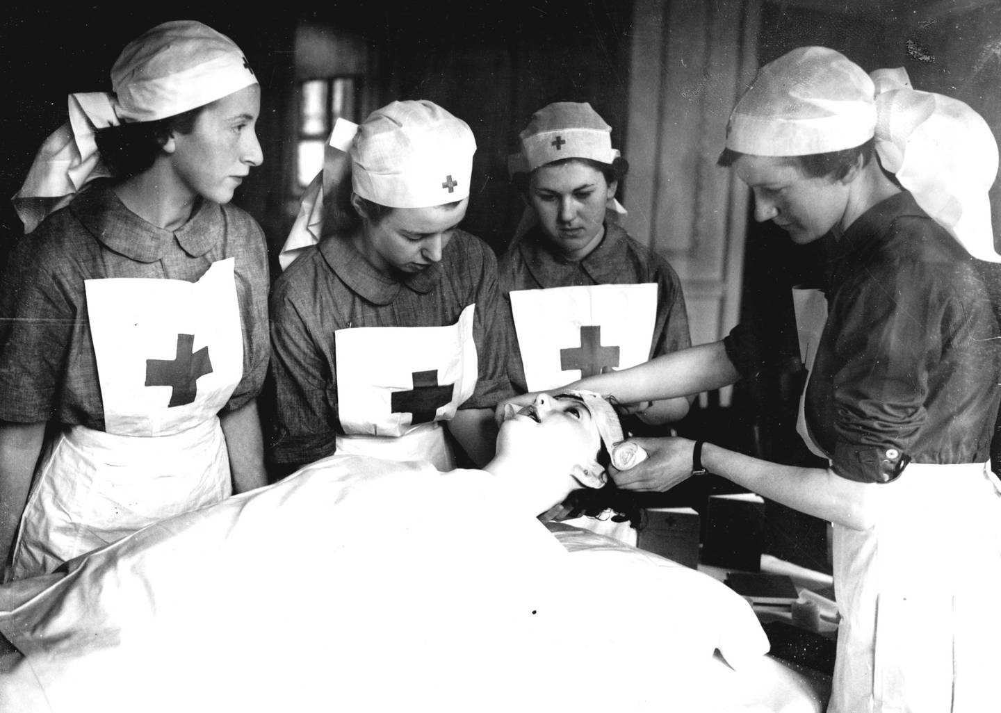 Fredsprisen: Nobels Fredspris for  1917,  1944 og 1963 ble tildelt Den internasjonale Røde Kors Komiteen. 
Illustrasjonsfoto: Røde Kors personell lærer førstehjelp.