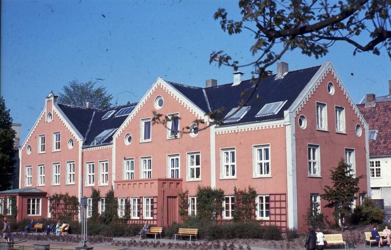 Kongsgata fra 1975. Her har huset nærmest en rosa farge. Foto: Stavanger byarkiv
