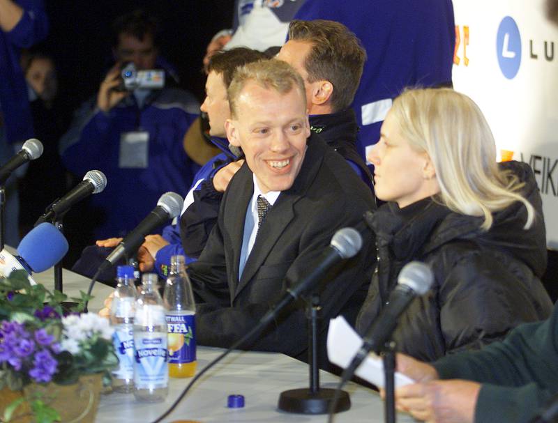 Det gjorde inntrykk at Jari Isomätse smilte og lu under pressekonferansen. Dit hadde han med seg kona Johanna.