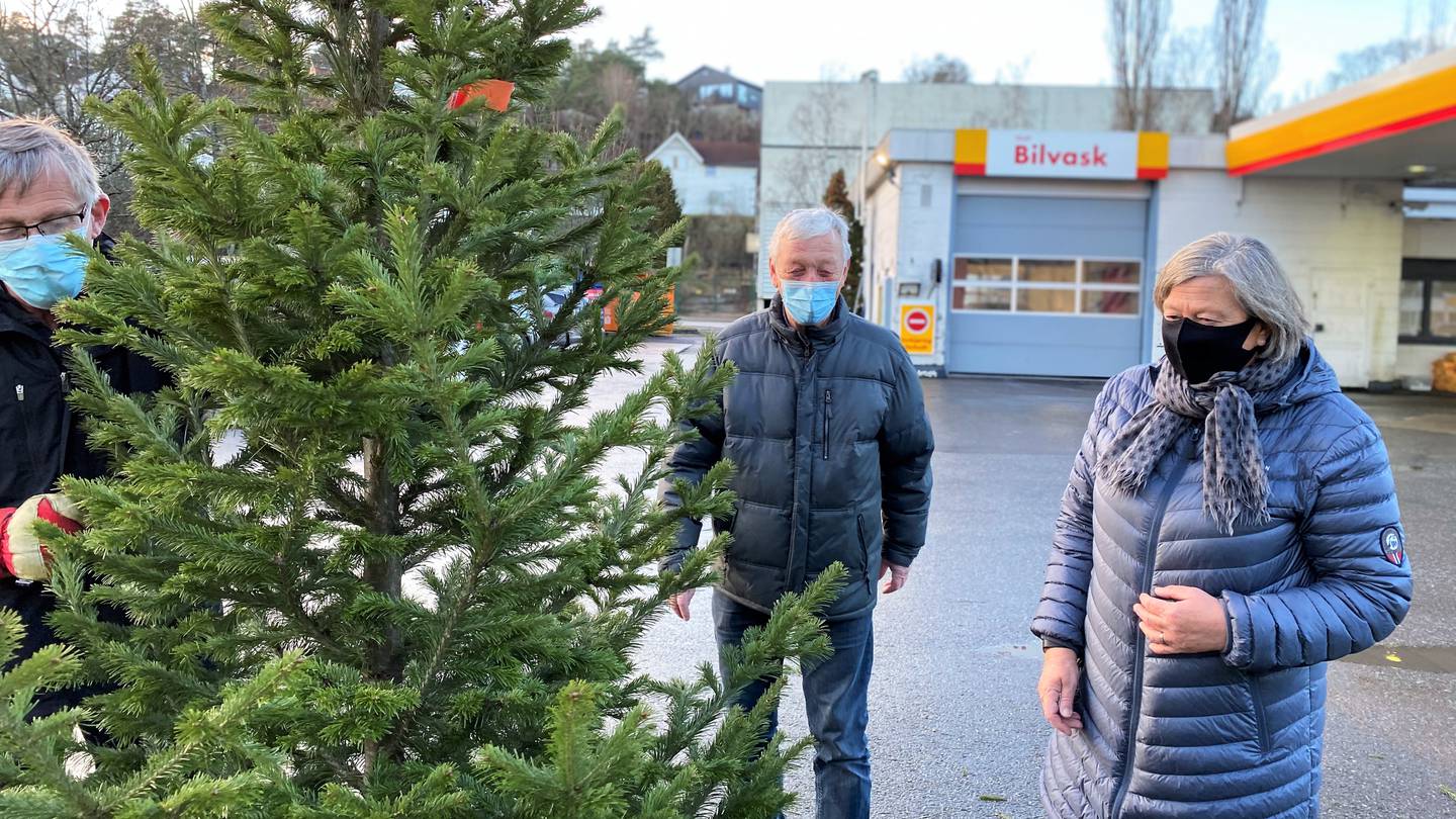 Leif og Jeanette Bertelsen er blant de mange trofaste juletrekundene til Kråkerøy IL.