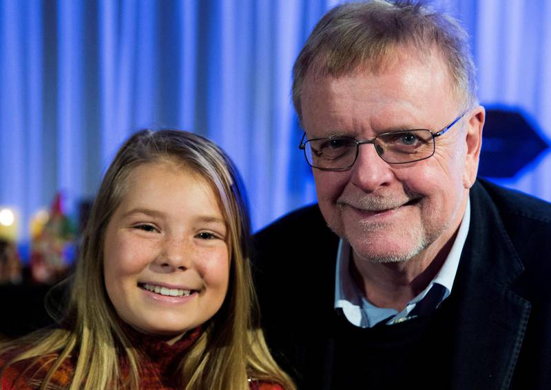 Forfatter Klaus Hagerup (1946-2018) sammen med Siri Skjegge­dal, som spiller hovedrollen Selma i «Snøfall». Hun var 11 år i 2016, da bildet ble tatt. Foto: NTB Scanpix