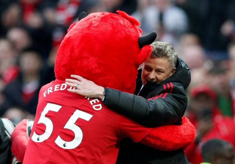 fest: Ole Gunnar Solskjær ble tattt verdig imot av United-maskoten «Fred the Red» på Old Trafford. han likte det han så. FOTO: DAVID KLEIN/REUTERS/NTB SCANPIX