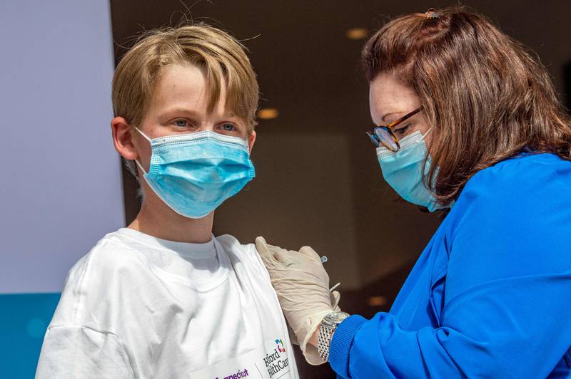 Charles Muro (13) får Pfizer/BioNTechs vaksine ved en vaksinesenter i Hartford, Connecticut, USA. I USA vaksineres nå barn mellom 12 og 15 mot covid-19, og flere land i Europa begynner nå.