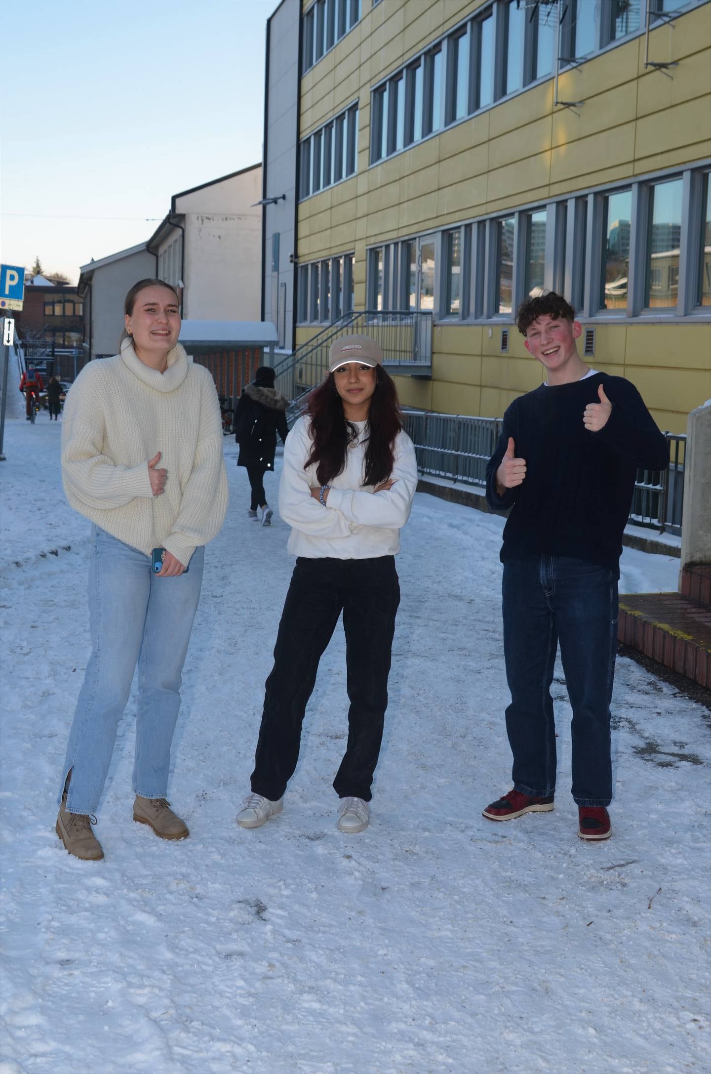Glemmen-elevene Nora Bjerkeli Nilsen (17), Ingila Ayuobi (17) og August Claes Reece (18).