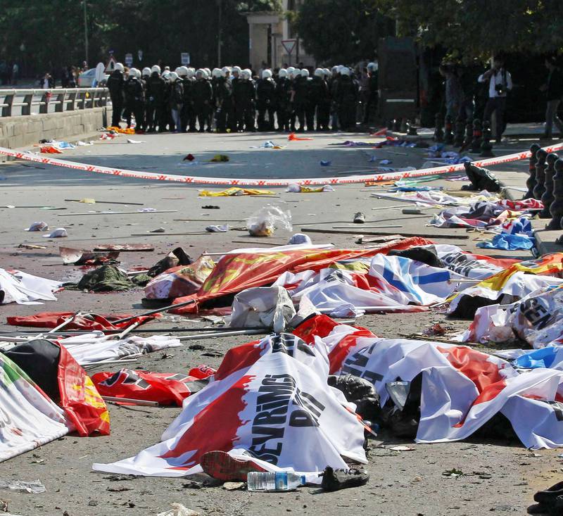 Minst 95 mennesker ble drept og 250 såret da to bomber gikk av under en freds­demonstrasjon i Ankara lørdag. FOTO: NTB SCANPIX