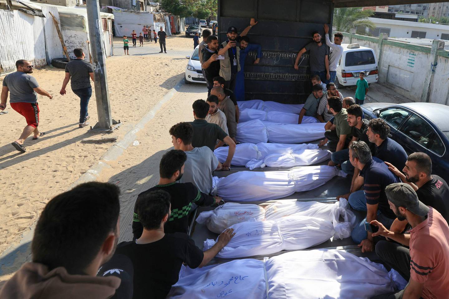 Over 4.000 mennesker har blitt drept i Israel og Palestina i løpet av en drøy uke. Her fra en begravelse i Khan Yunis på Gazastripen lørdag.