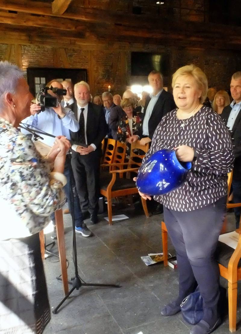 Statsminister Erna Solberg tar imot gaven fra Blaafarveværket, og legger ikke skjul på at blå er hennes favorittfarge. 