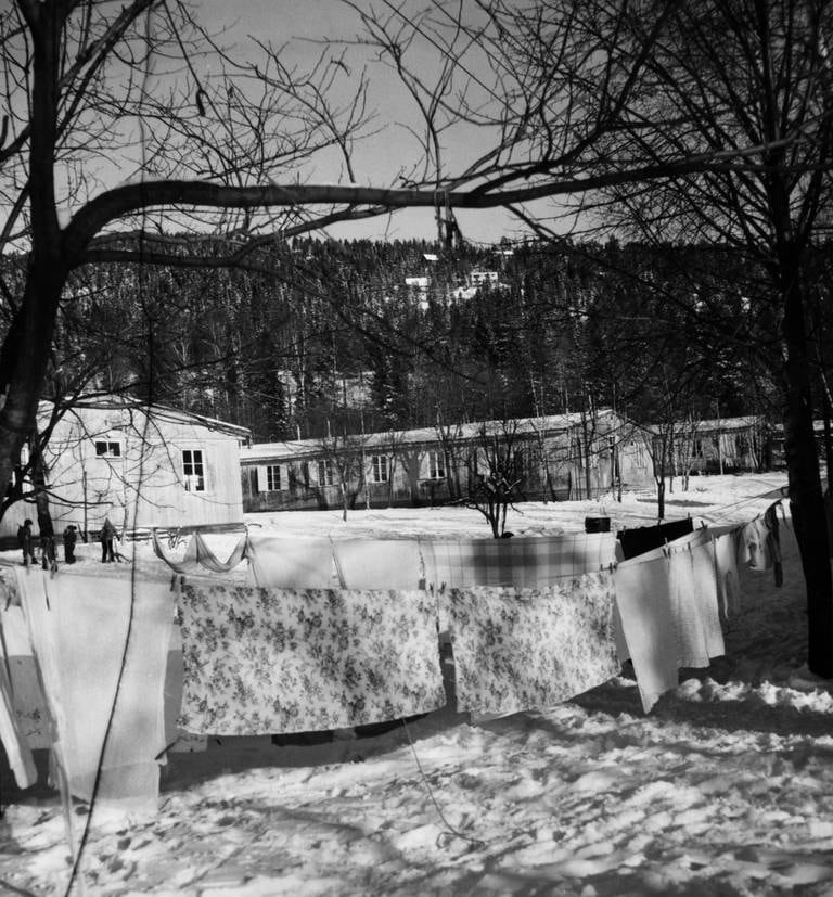 Klesvaska henger ute i Bogstadleiren på Heimstadjordet i januar 1955. Mangel på tørkemuligheter gjorde leilighetene fuktige, særlig om vinteren.