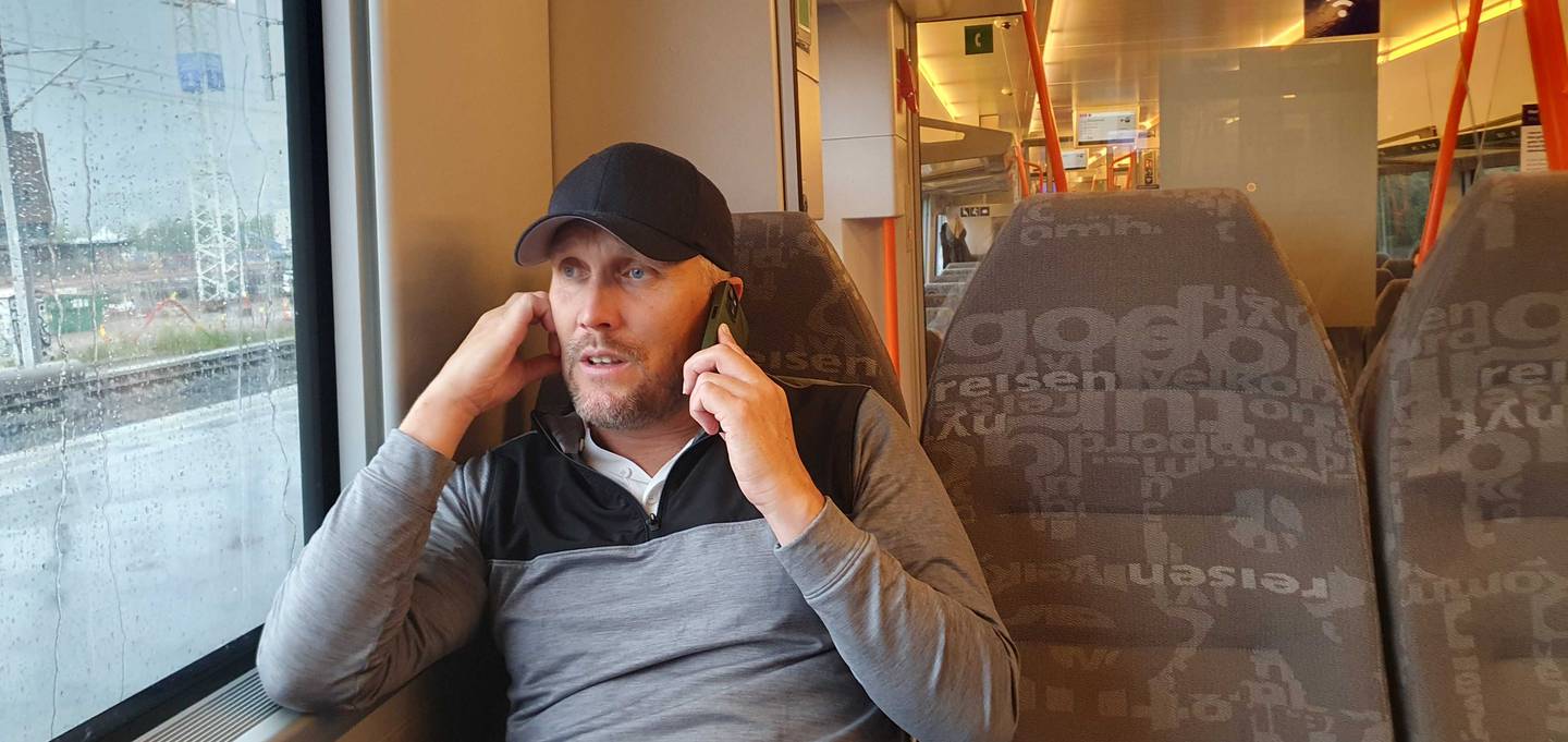 Godset-trener Jørgen Isnes har ikke noe mot å pendle med toget til og fra Drammen, men er i likhet med alle andre i Norge ikke spesielt fan av buss for tog.