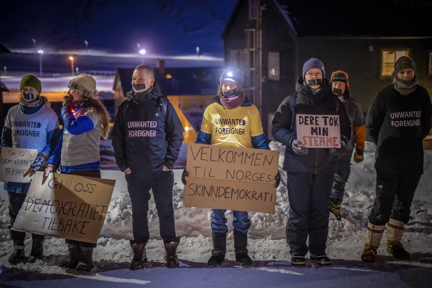 Støre ble møtt av rasende demonstranter i Longyearbyen da han ankom hotellet Funken Lodge onsdag kveld.