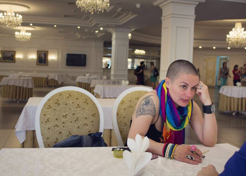 Anna Sjarugina (bildet) og Stas Misjtsjenko planlegger dagens arrangement. Under Pride 2015 i Kiev får de inviterte gjestene adressen like før arrangementet starter. Dette er for å beskytte seg mot angrep fra høyreekstreme.