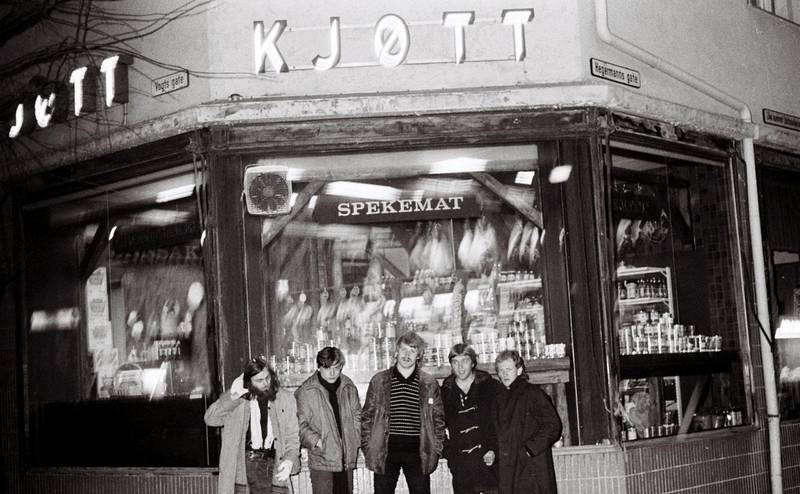 I 1980 poserte punkbandet KJØTT utenfor Strøm-Larsen, fotografert av avisas (den gang Arbeiderbladets) musikkjournalist Geir Rakvaag.