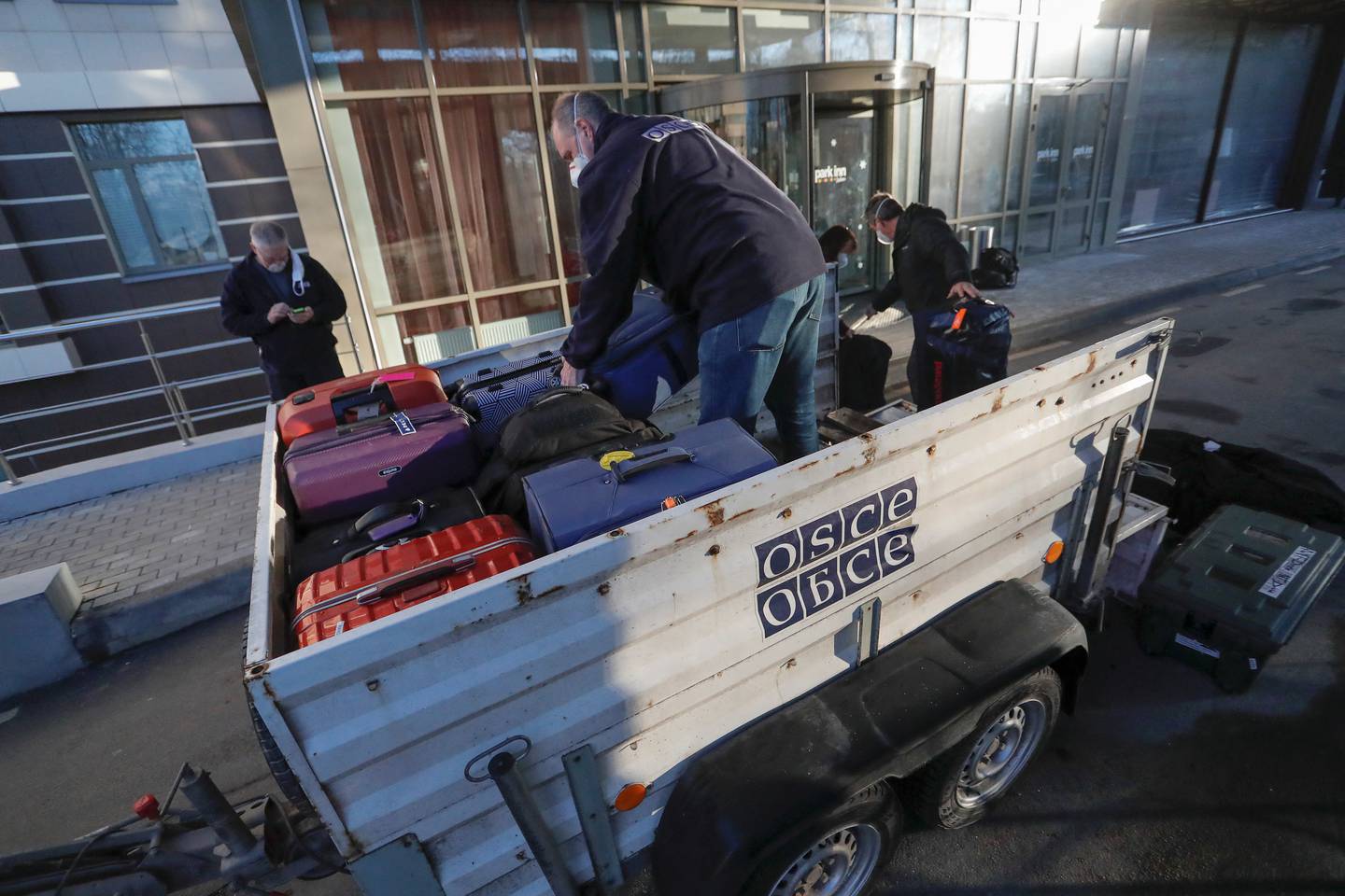 Flere land har de siste dagene trukket sine observatører for organisasjonen OSSE ut av de østlige områdene i Ukraina, på grunn av krigsfaren. Her pakker OSSE-ansatte bagasjen foran et hotel i byen Donetsk i Øst-Ukraina 13. februar.