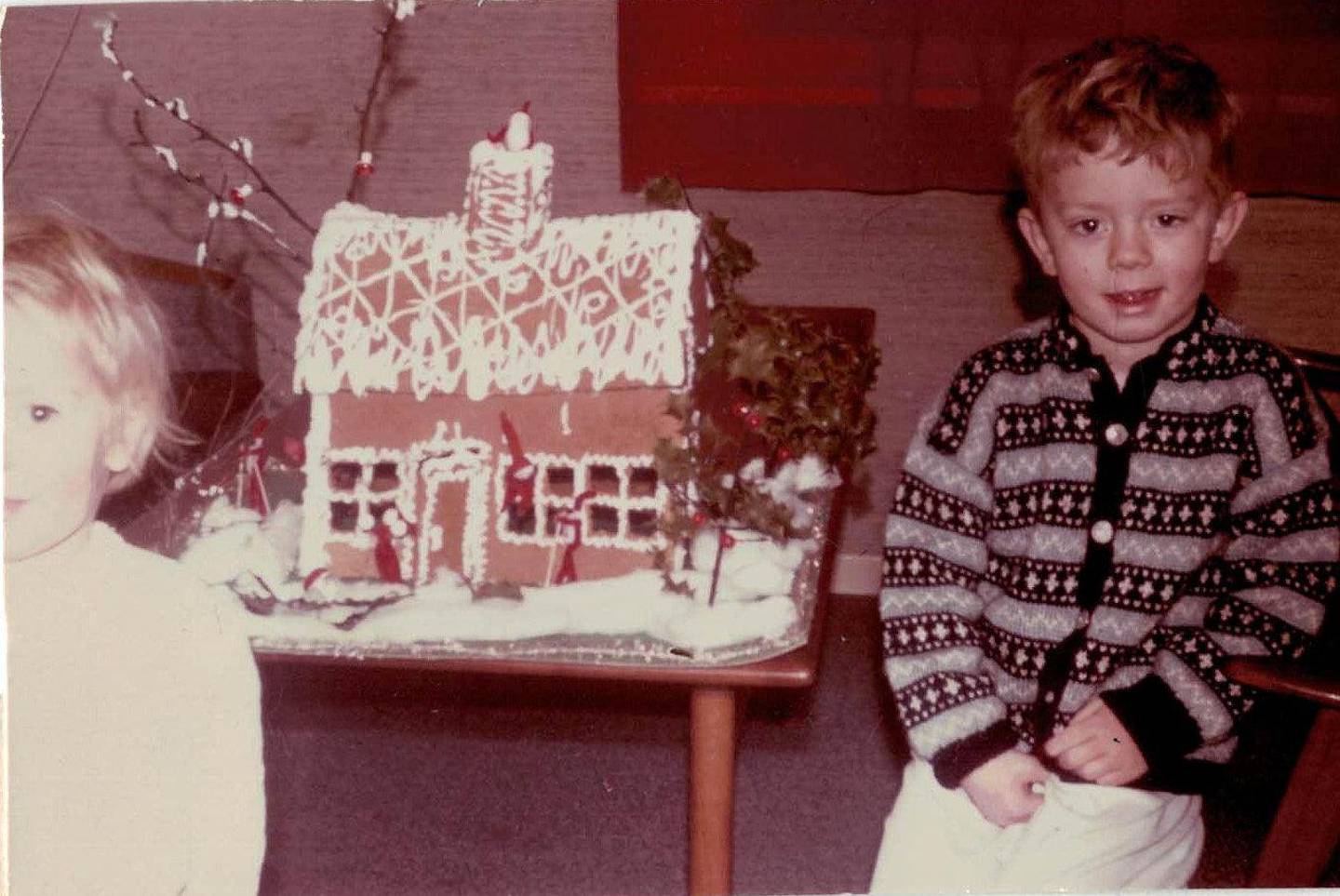 Jul i Halden: En fire år gammel Knut Nærum, sammen med søsteren Eldri (snart to år) i 1965.