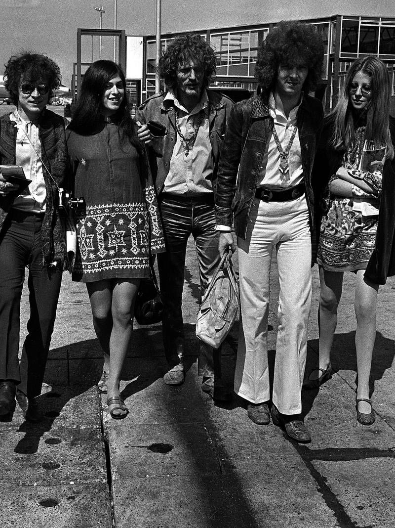 Motebildet endret seg fort i 1967. Her er Jack Bruce, Ginger Baker, Eric Clapton og to «uidentifiserte ledsagere» på vei til turné i USA i august 1967. 