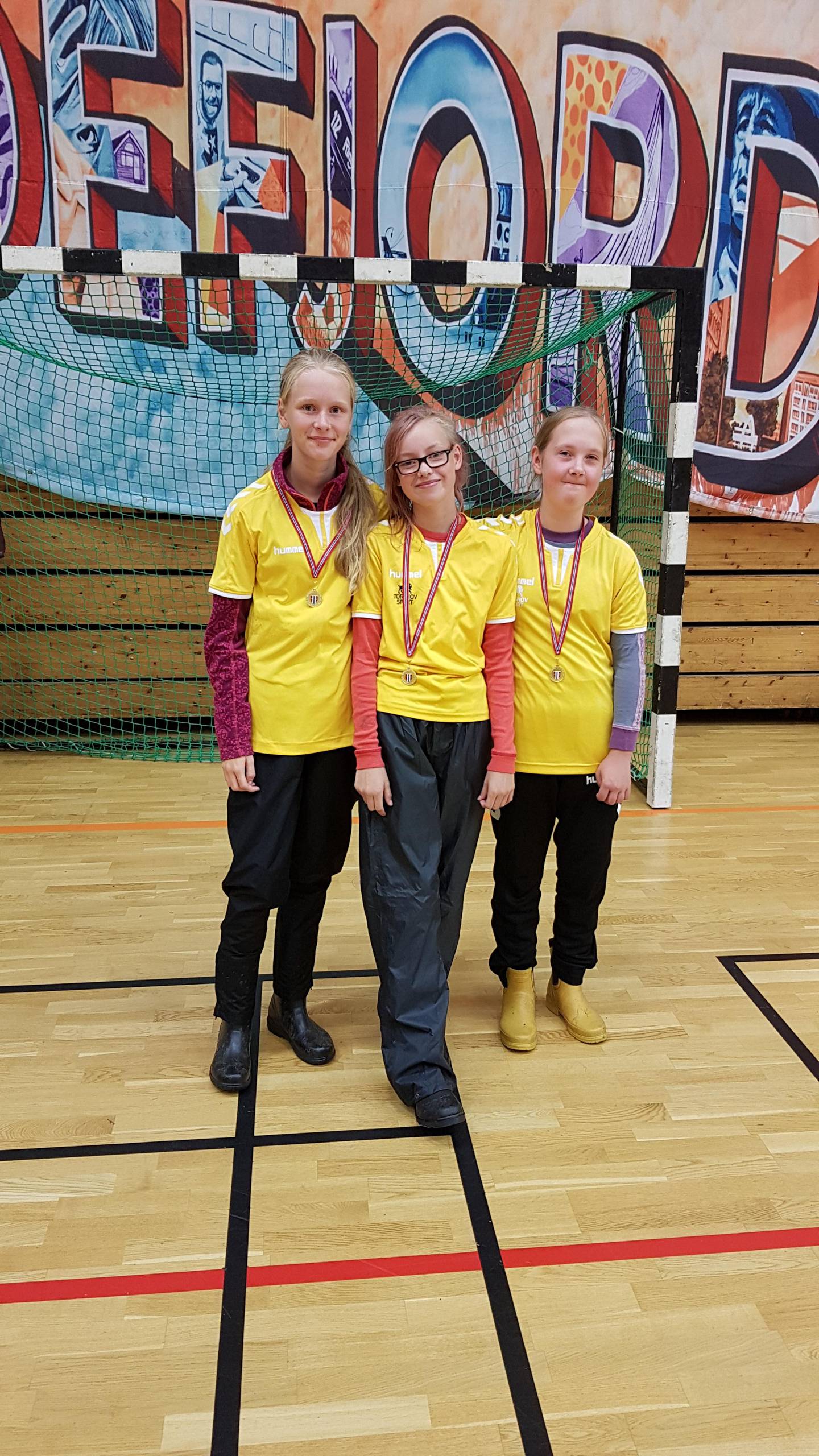 Ingvild Røed Langerud (fra venstre), Marie Angvik Johansen og Connie-Johanne Sundby Johansen tok gull i lagkonkurransen i klassen barebow rekrutt.