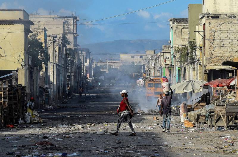 I morgen er det ti år siden det verste jordskjelvet i Haitis historie. Så mange som 316.000 mennesker kan ha blitt drept og over en million mennesker mistet hjemmene sine da store deler av hovedstaden Port-au-Prince og områdene rundt ble lagt i ruiner. Den siste tida har vært preget av politisk uro og vold i gatene i Port-au-Prince, bildet er fra desember i fjor.Foto: Chandan Khanna / AFP
