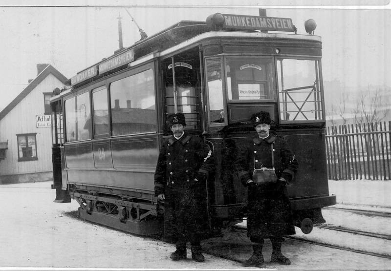 Kristiania Elektriske Sporvei ansatte egne konduktører allerede i 1894, og da hestesporveien ble elektrifisert i 1899, fulgte den etter. Vogn med lukka førerhus fotografert på Torshov cirka 1924–1927.