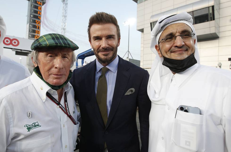 David Beckham er engasjert for å kaste glans over Qatar-regimet i 10 år framover. Sist helg besøkte han Formel 1-sirkuset i Qatar. Til venstre Formel 1-legenden Jackie Stewart, til høyre presidenten i Qatars motorsportsforbund Abdulrahman Al Mannai.