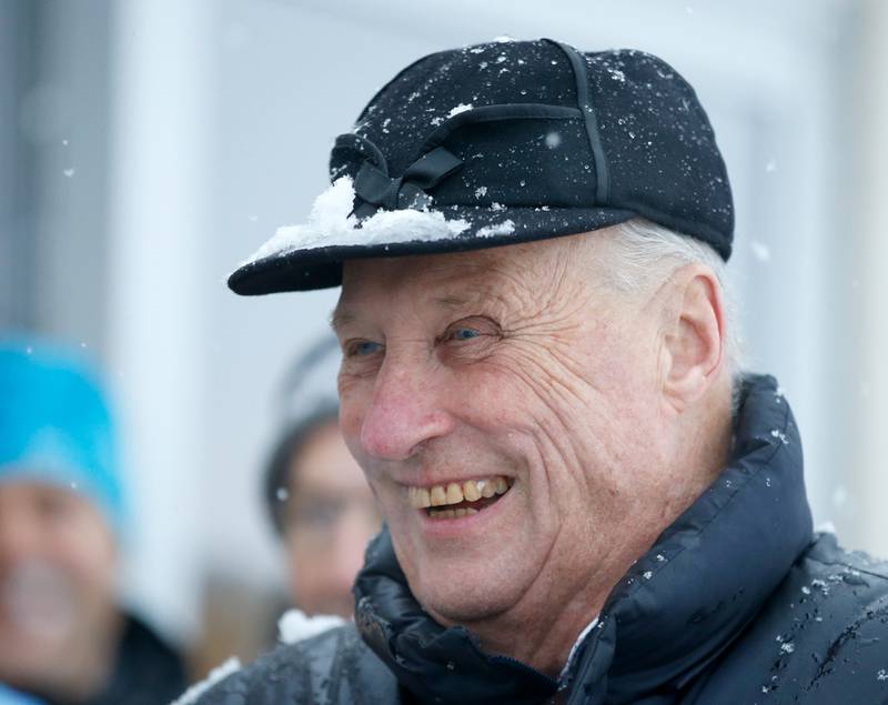 Tromsø  20160131.
NM ski. Stafetter. Kong Harald følger nøye med på som skjer på stadion.
Foto: Terje Pedersen / NTB
