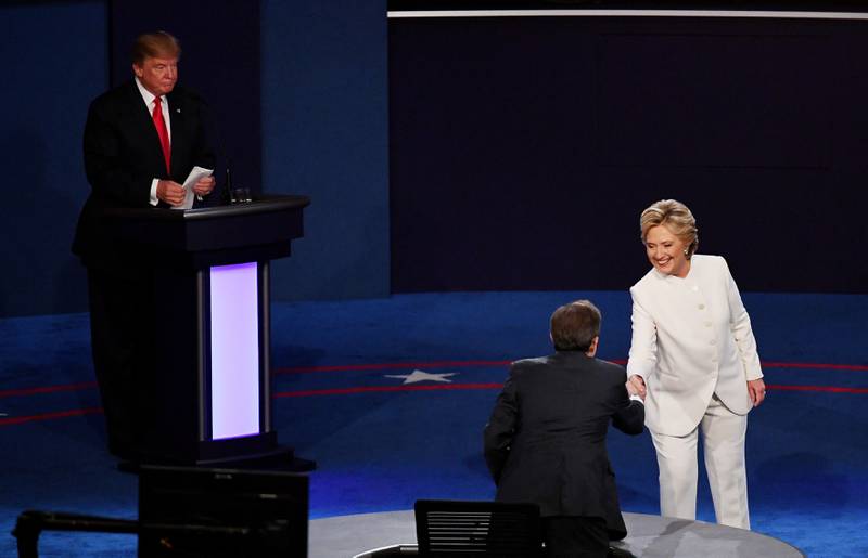 Hillary Clinton og Donald Trump håndhilste på debattmoderator Chris Wallace, men ikke på hverandre. Litt senere kalte Trump Clinton for en "nasty woman".