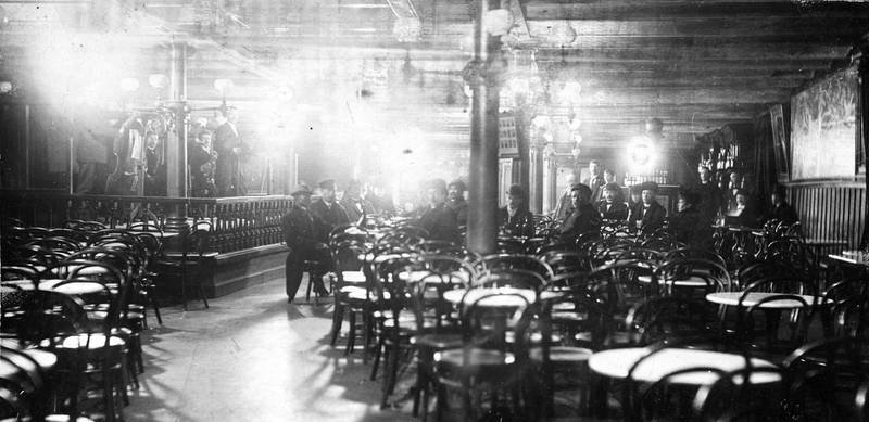 Bazarhallen, (ca. 1895) eller Basserallen på folkemunne var en populær ølhall under basarhallene på Youngstorget. Her var det mat og drikke til varieté­­fore­stillinger.