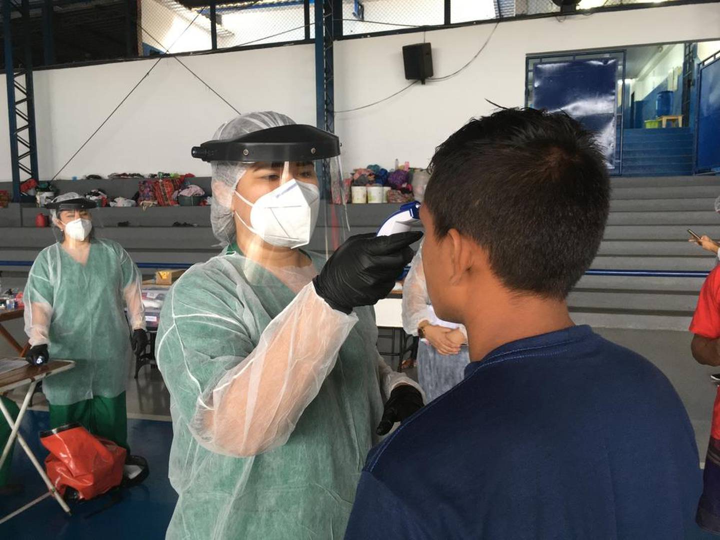 En sykepleier fra Leger uten grenser testen en mann som tilhører en urbefolkningsgruppe i Venezuela for Covid-19 ved det nyoppsatte sykehuset i regionshovedstaden Manaus i regionen Amazonas ligger i.
