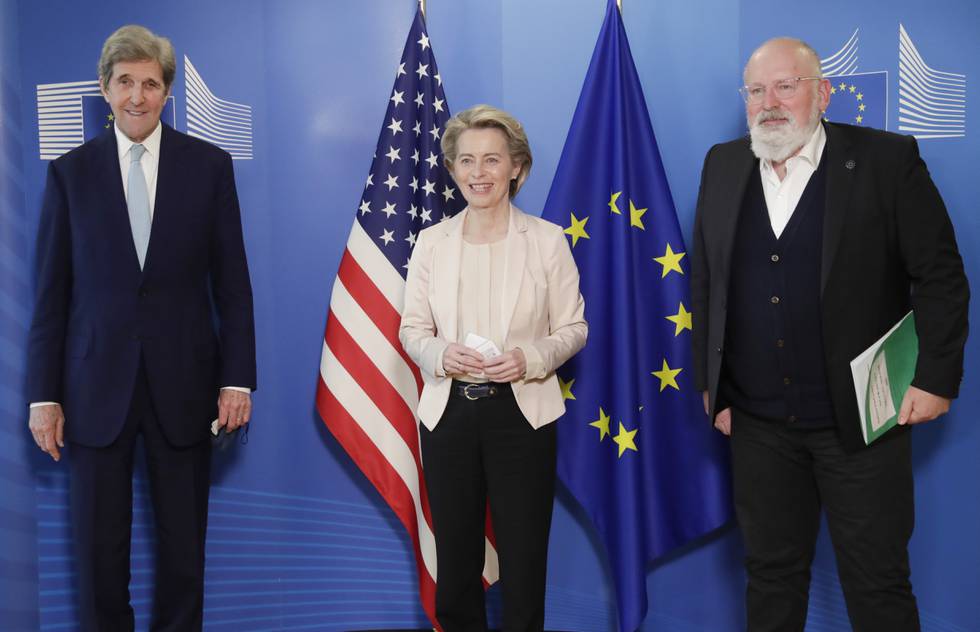 EU-kommisjonens leder Ursula von der Lyen og klimakommissær Frans Timmermans (t.h.) gleder seg over den nye klimaenigheten. Bildet ble tatt da de to møtte USAs klimautsending John Kerry (t.v.) i forrige måned. Foto: Olivier Hoslet / Pool / AP / NTB