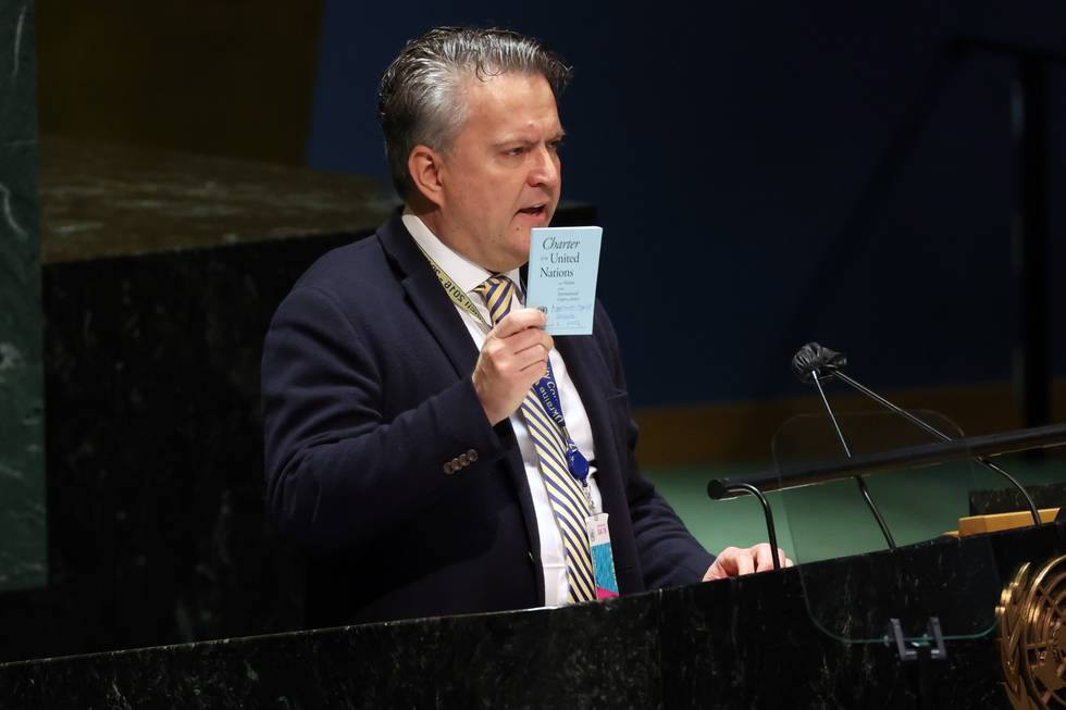 Ukrainas FN-ambassadør, Sergiy Kyslytsya, med FN-charteret i hånda under FNs generalforsamlings hastemøte som fordømte Russlands invasjon i Ukraina, 2. mars.