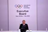 IOC-president Thomas Bach ble tirsdag oppfordret av internasjonale særforbund om å få fortgang i avklaring av Russland-spørsmålet foran neste års sommer-OL.