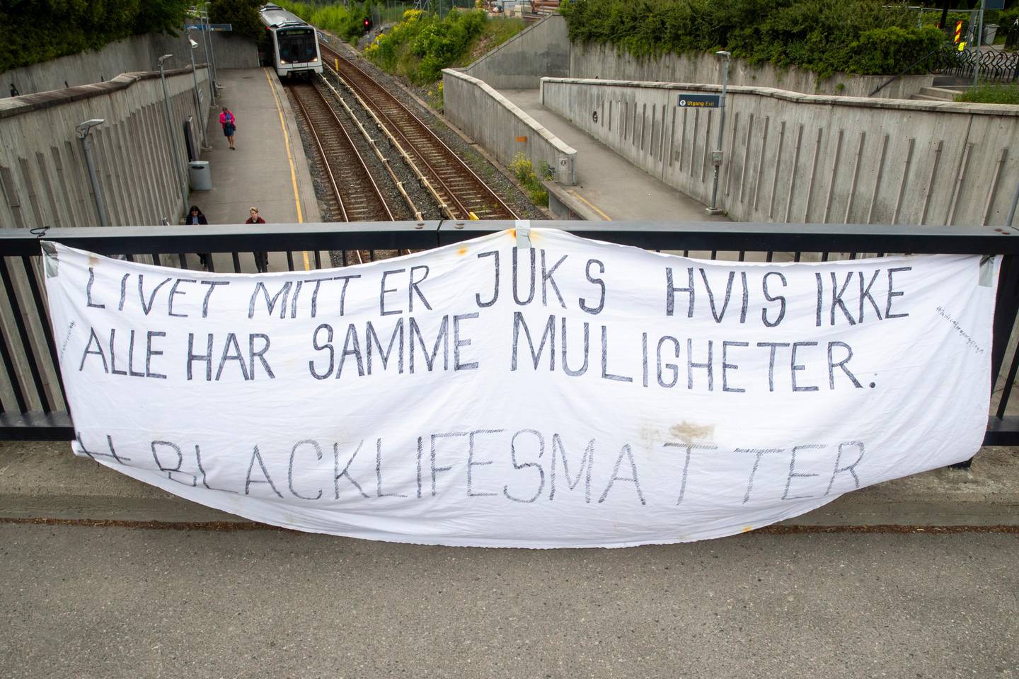 Oslo 20200605. 
Politiet har gjort klar sperrematerial i forkant av den annonserte demonstrasjonen fredag ettermiddag. Plakat: Black lifes matter.

Foto: Terje Pedersen / NTB scanpix