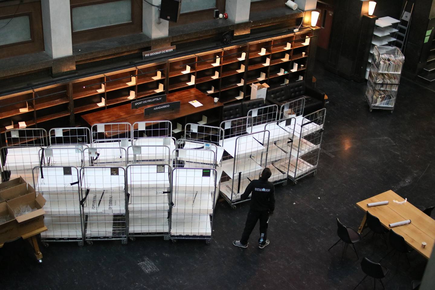 De 450.000 bøkene plasseres i slike bur før de sendes til Bjørvika.