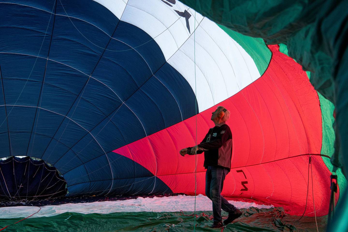 «Den palestinske ambassaden» inspiseres nøye før luftballongen fylles helt med varmluft. Pilot Mikael Klingberg overlater ingenting til tilfeldighetene.