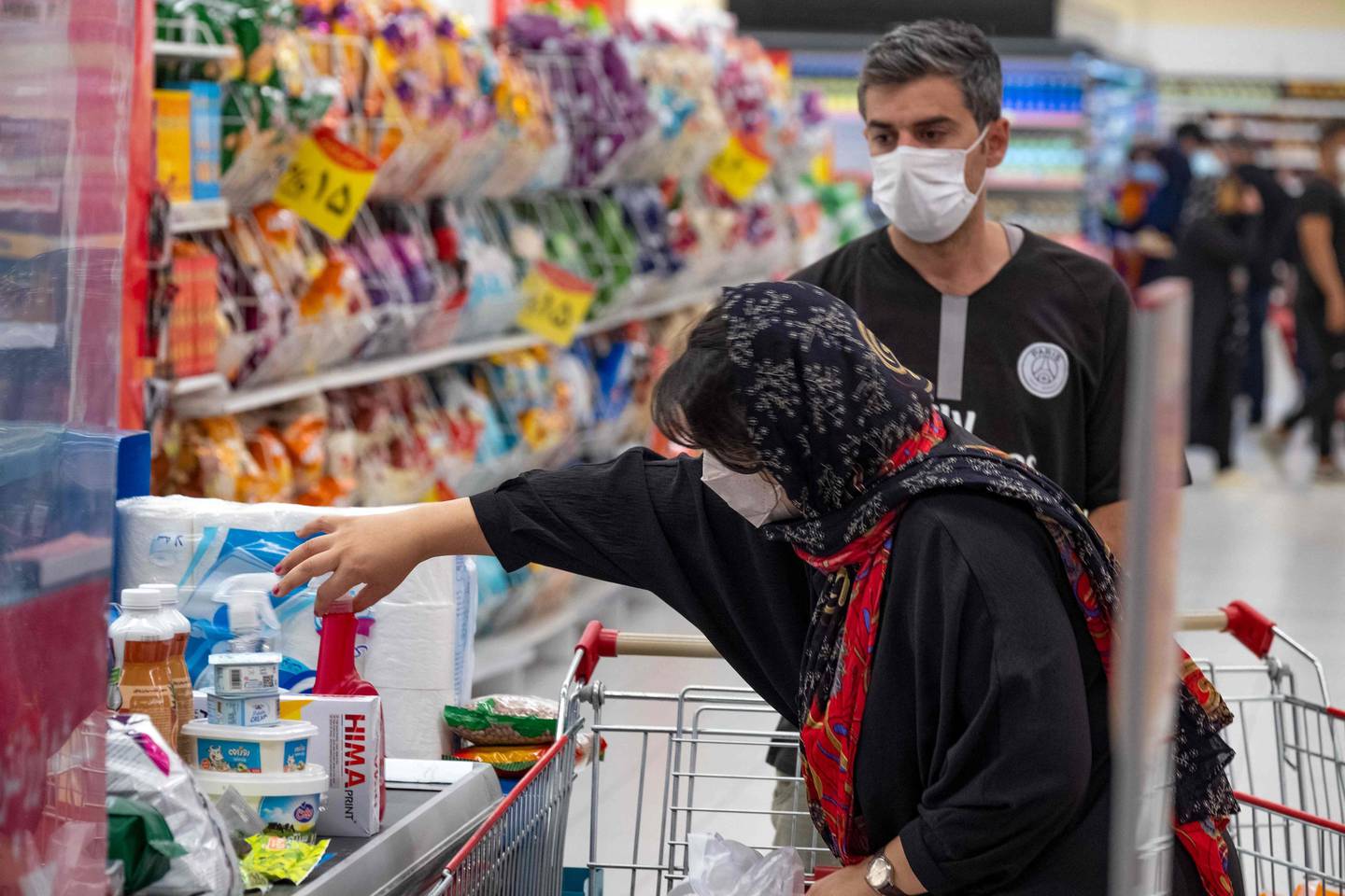 Iran er i en vanskelig økonomisk situasjon, og det merkes også blant innbyggerne. Her fra et supermarket i Teheran.