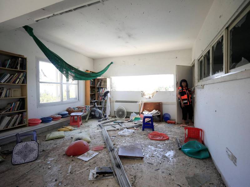 Israel: En rakett fra Gazastripen traff lørdag morgen dette huset sør i Israel. Foto: AP/NTB scanpix