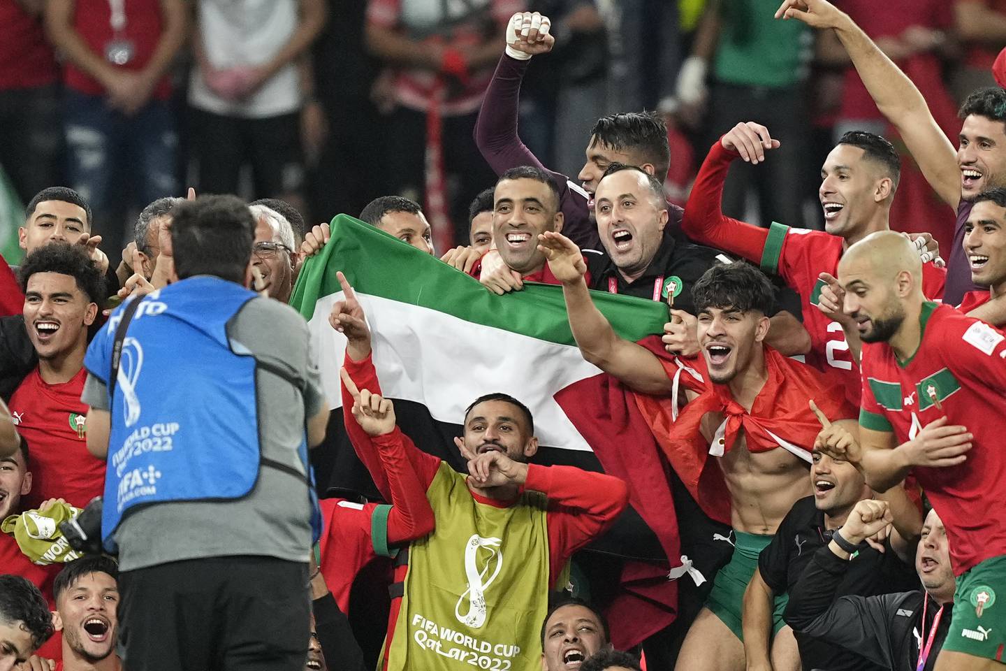 Marokkos spillere poserte med et palestinsk flagg etter Spania-seieren.