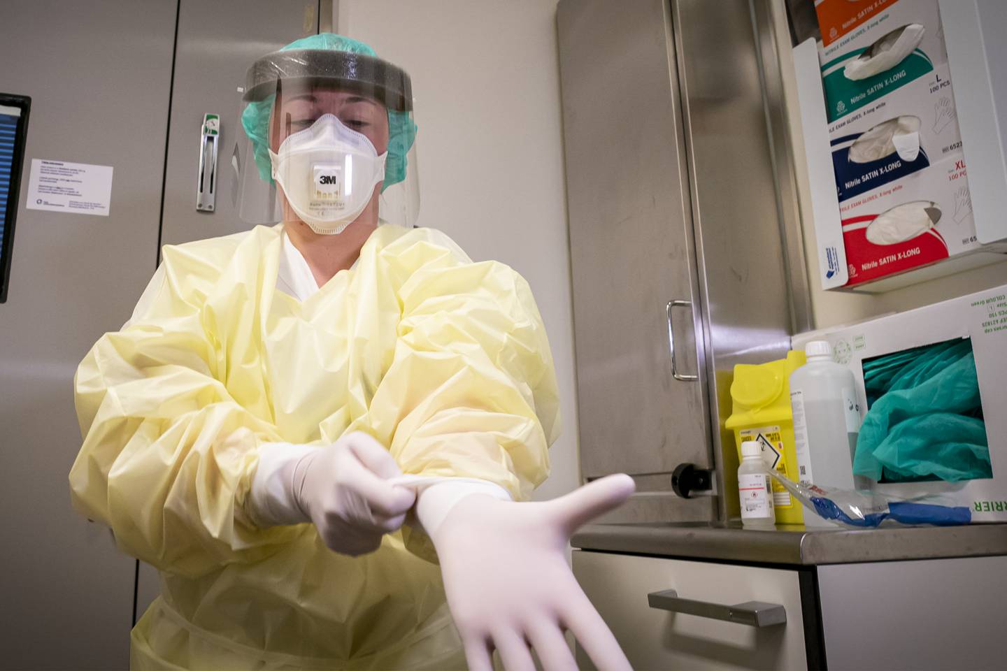 Bent Høie fryktet mangel på smittevernutstyr. Her tar en sykepleier på seg smittevernutstyr i en sluse på isolatposten på Ullevål sykehus, i februar 2020.