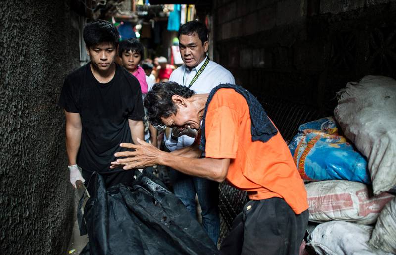 President Rodrigo Duterte driver en knallhard krig mot narkotika på Filippinene. Denne faren gråter over sin sønn som ble drept av politiet mistenkt for narkotikabruk. 2.927 personer er så langt drept i krigen.