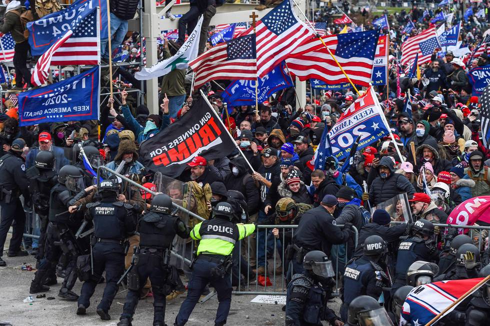 Trump-tilhengere i sammenstøt med politi og sikkerhetsstyrker utenfor Kongressen 6. januar 2021.