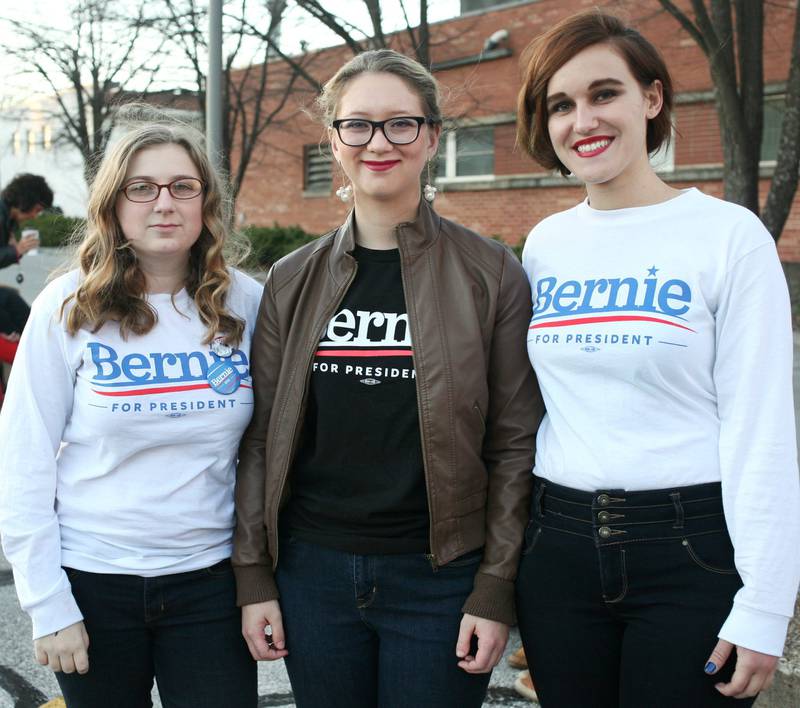 FEEL THE BERN: Britton Hanson, Kaitlynn Sandstrom og Darby Matt ved Drake University skal alle stemme på Sanders. FOTO: HEIDI TAKSDAL SKJESETH
