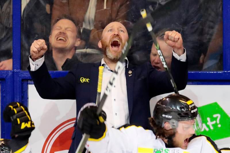 Oilers-trener Pål Gulbrandsen slipper jubelen løs. Foto: Håkon Mosvold Larsen / NTB scanpix