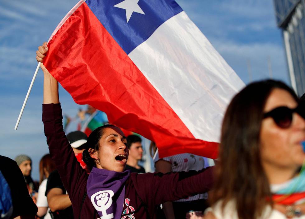 Demonstranter i Santiago i Chile protesterer mot regjeringen. Bak fasaden av økonomisk vekst, fattigdomsreduksjon og demokratisk stabilitet har misnøye med ulikhet, maktmisbruk, og korrupsjon ulmet, skriver Benedicte Bull. FOTO: JORGE SILVA/NTB SCANPIX