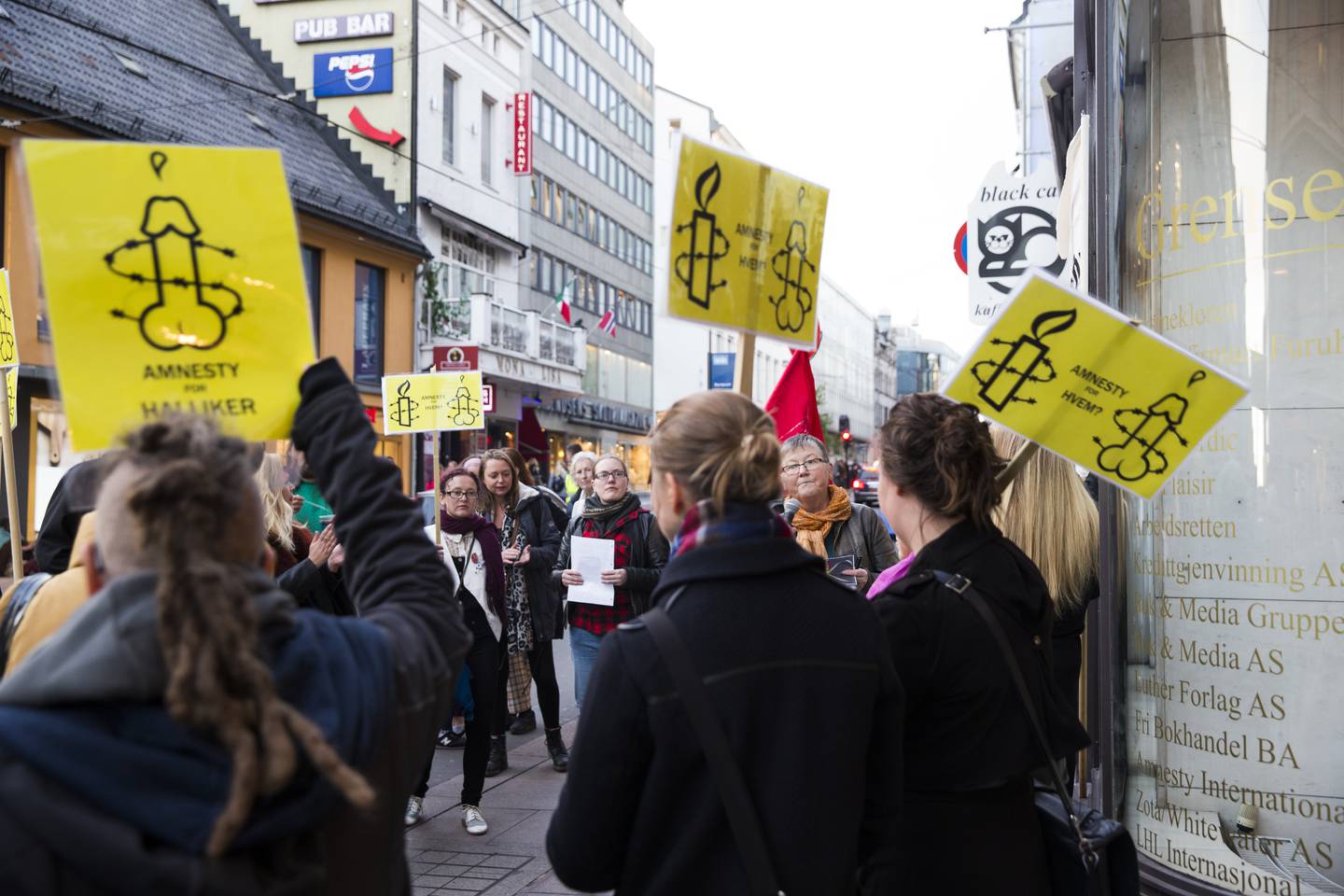 Norske aktivister demonstrerte utenfor Amnestys norgeskontor, i Grensen 3, under parolen "No Amnesty for pimps and johns!" i oktober 2015.
Kvinnefronten og Kvinnegruppa Ottar tok initiativ til demonstrasjonen. Demonstrasjonen var en del av en internasjonal aksjon, og feminister over hele verden protesterte mot Amnesty denne dagen.  De verdensomspennende demonstrasjonene ble utløst av at Amnesty International på sin kongress i august samme år, bestemte at organisasjonen skulle arbeide for å avkriminalisere alle parter involvert i prostitusjonshandel.