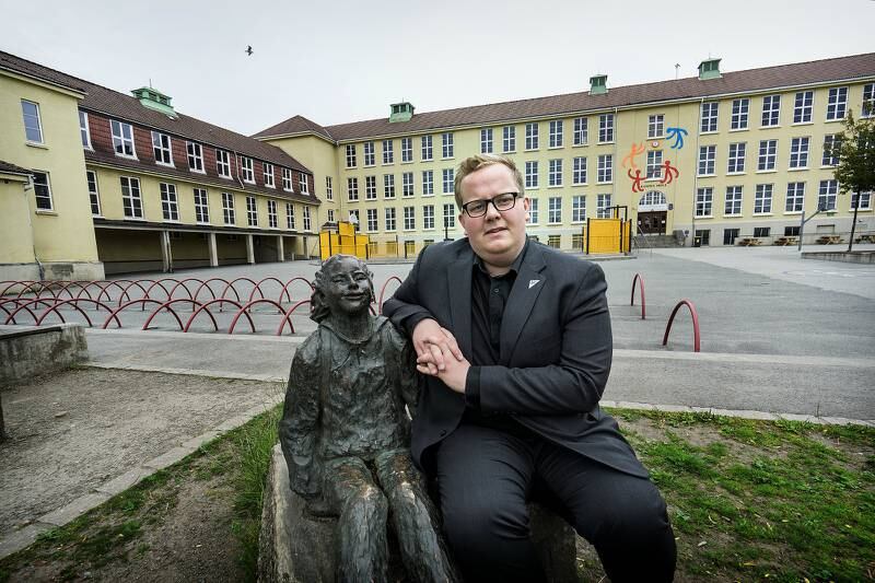 Eirik Faret Sakariassen (SV) tror at å flytte leksene ut av hjemmet og inn i skolen vil bidra til å utjevne forskjeller og gi bedre læringsutbytte. Han tror i tillegg det vil sørge for at familier kan få mer tid sammen. Målet er å teste det ut i alle alderstrinn i barneskolen på utvalgte Stavanger-skoler.