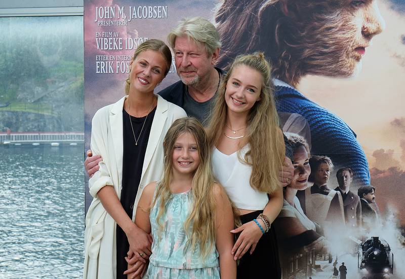 Rolf Lassgård med de tre som spiller Eva: Ida Ursin-Holm (fra venstre), Aurora Lindseth-Løkka og Mathilde Hummervoll Storm.