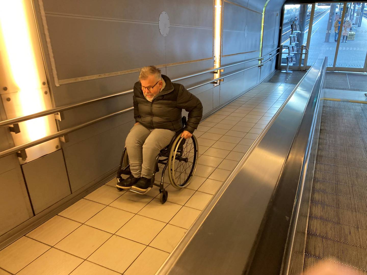 Med en manuell rullestol, slik Cato Lie har, kan det være et slit å komme seg opp fra flere av perrongene ved Oslo S.