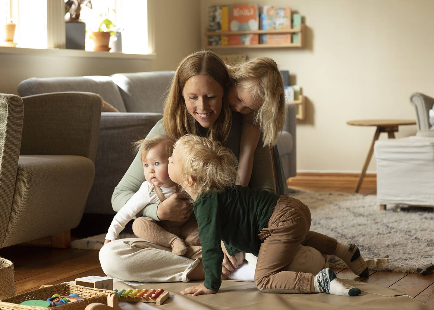 Kathrine Vigdel gir i disse dager ut boka «Pusterom for mamma». Her hjemme i stua med sine tre barn: Rose (4,5), Emil (3) og Iris (da 8mnd).