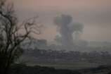 Røyk stiger opp fra Gazastripen mandag etter et israelsk angrep.