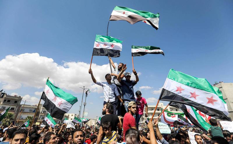 Syrere fra opprørskontrollerte Idlib protesterer mot det syriske regimet sist fredag.